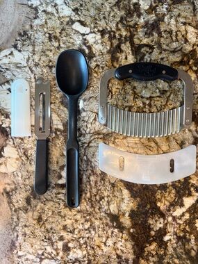 Pampered Chef Kitchen Utensil Set w/ Crinkle Cutter, Cheese Knife & Black Spoon